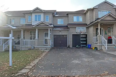 Att/Row/Townhouse in Newmarket