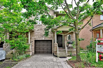 Att/Row/Townhouse in Richmond Hill