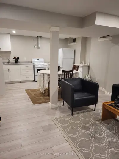 7 Billingham Heights Bsmt B, Aurora, On L4g 7r8