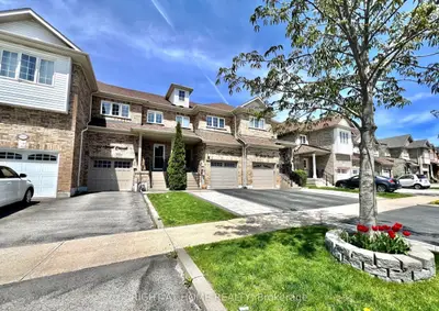 Att/Row/Townhouse in Richmond Hill