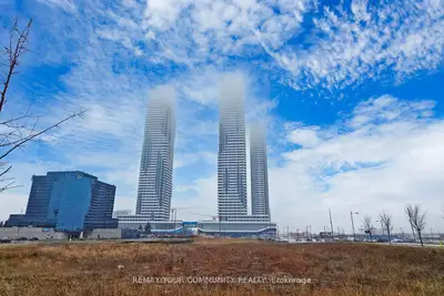 Condo Apartment in Vaughan