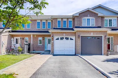 Att/Row/Townhouse in Newmarket