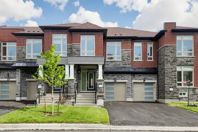 Att/Row/Townhouse in Richmond Hill