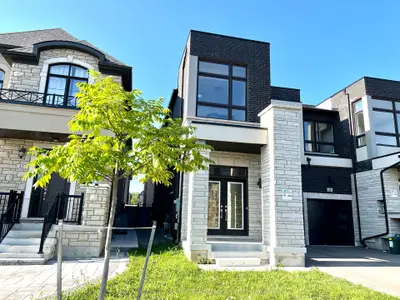 Att/Row/Townhouse in Richmond Hill