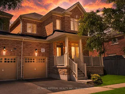 Att/Row/Townhouse in Richmond Hill
