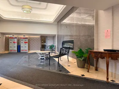 Condo Apartment in Richmond Hill