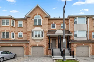 Condo Townhouse in Vaughan