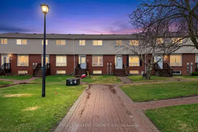 Condo Townhouse in Georgina
