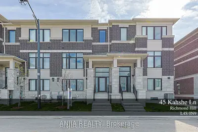 Att/Row/Townhouse in Richmond Hill
