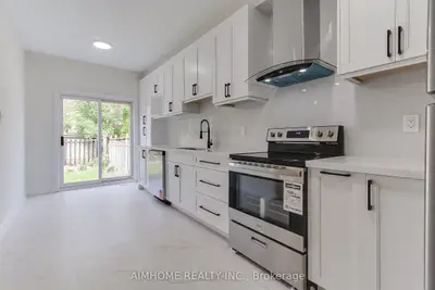 Att/Row/Townhouse in Newmarket