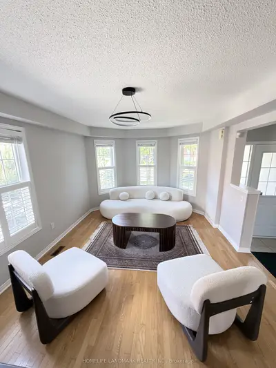 Att/Row/Townhouse in Richmond Hill