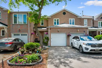 Att/Row/Townhouse in Richmond Hill
