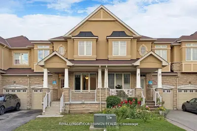 Att/Row/Townhouse in Richmond Hill
