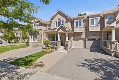 Att/Row/Townhouse in Richmond Hill