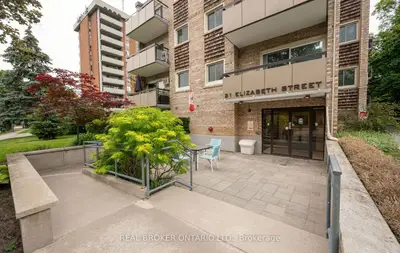 21 Elizabeth Street S 202, Richmond Hill, On L4c 3v5