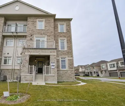 Att/Row/Townhouse in Bradford West Gwillimbury