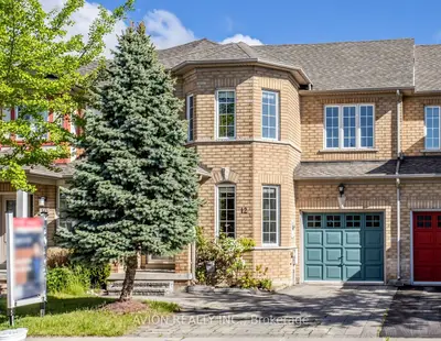 Att/Row/Townhouse in Richmond Hill