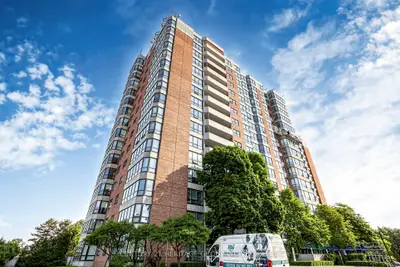Condo Apartment in Vaughan