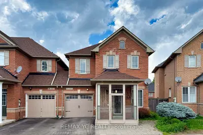 Att/Row/Townhouse in Richmond Hill
