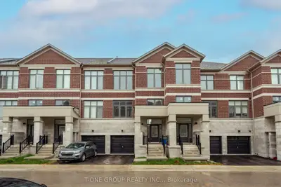 Att/Row/Townhouse in Richmond Hill