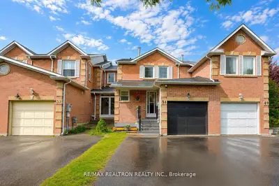 Att/Row/Townhouse in Richmond Hill