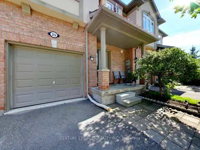 Att/Row/Townhouse in Richmond Hill