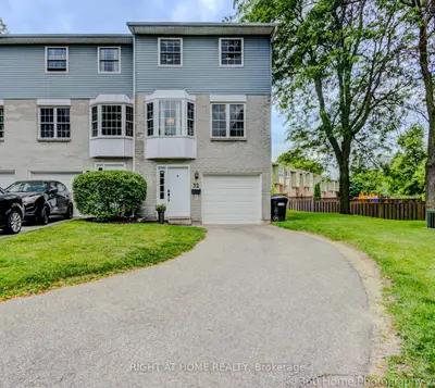 Condo Townhouse in Bradford West Gwillimbury