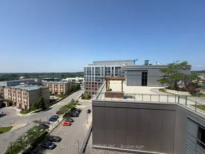 Leasehold Condo in Richmond Hill