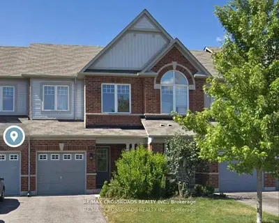 Att/Row/Townhouse in Newmarket
