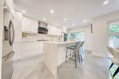 Semi-Detached in Aurora