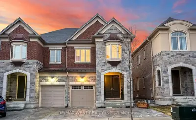 Semi-Detached in Richmond Hill