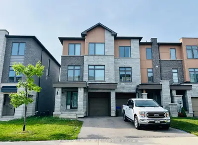 Att/Row/Townhouse in Newmarket