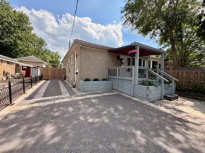 Semi-Detached in Richmond Hill