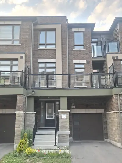 Att/Row/Townhouse in Richmond Hill