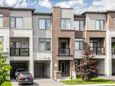 Att/Row/Townhouse in Newmarket