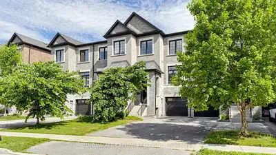 Att/Row/Townhouse in Richmond Hill