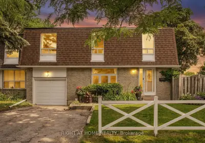 Att/Row/Townhouse in Richmond Hill