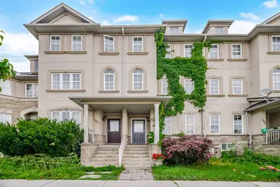 Att/Row/Townhouse in Richmond Hill