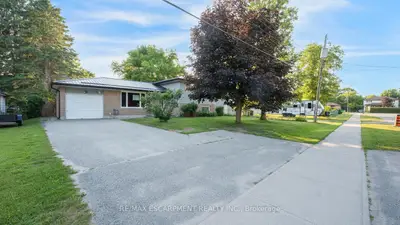 Detached in Essa