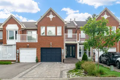 Att/Row/Townhouse in Richmond Hill
