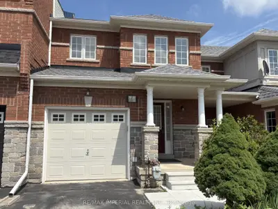 Att/Row/Townhouse in Richmond Hill