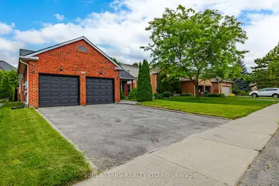 99 Peevers Crescent, Newmarket, On L3y 7t2