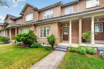 Att/Row/Townhouse in Vaughan