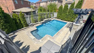 1135 Cenotaph Boulevard, Newmarket, On L3x 0a7