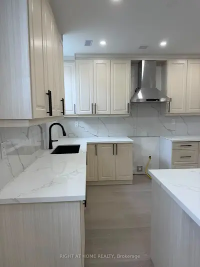 2 Chesney Crescent B, Vaughan, On L4h 4a7