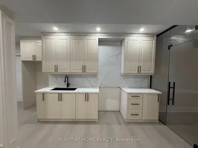 2 Chesney Crescent A, Vaughan, On L4h 4a7