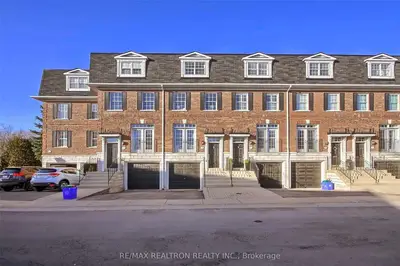 Att/Row/Townhouse in Richmond Hill