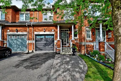 Att/Row/Townhouse in Richmond Hill