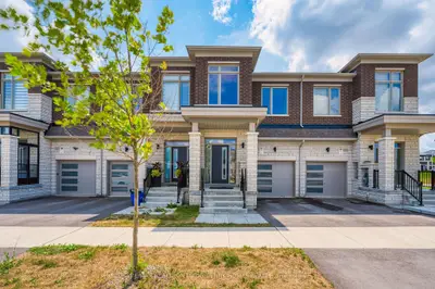 Att/Row/Townhouse in Richmond Hill