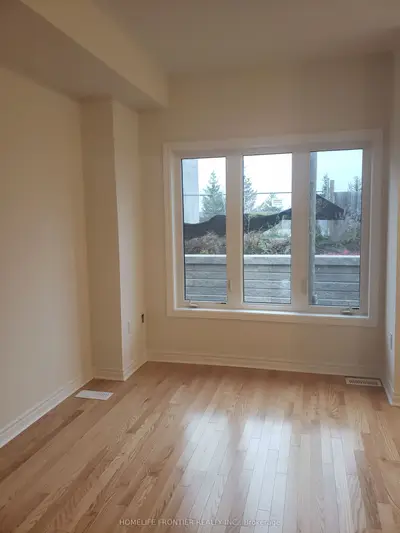 Att/Row/Townhouse in Newmarket
